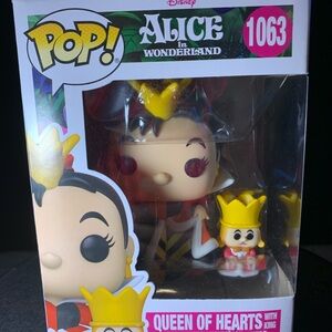 Funko Queen of Hearts with King Figure - Red and Yellow